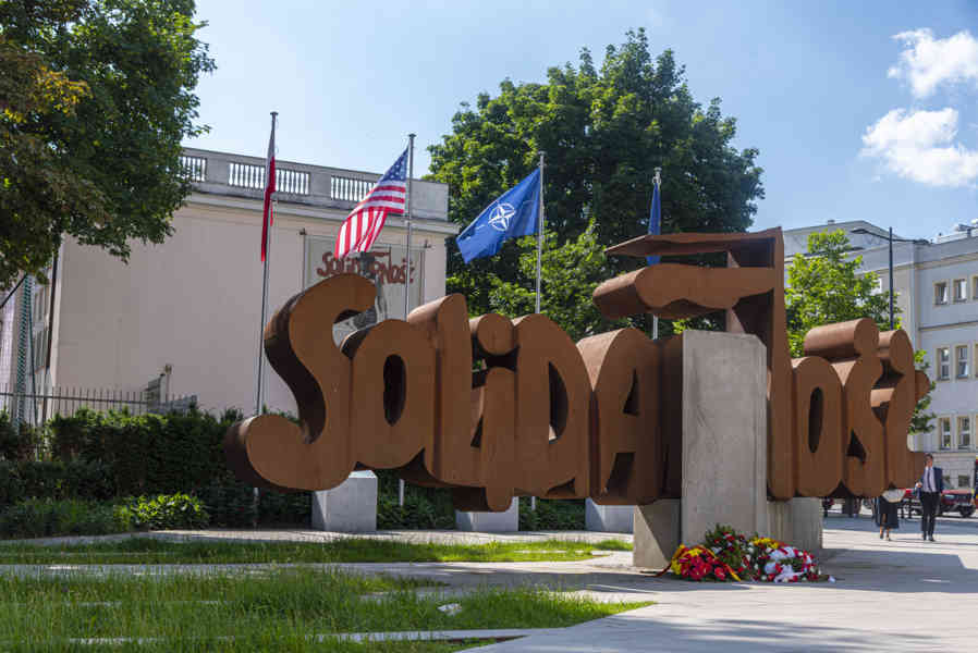 Polonia - Varsovia 186 - monumento Solidaridad.jpg